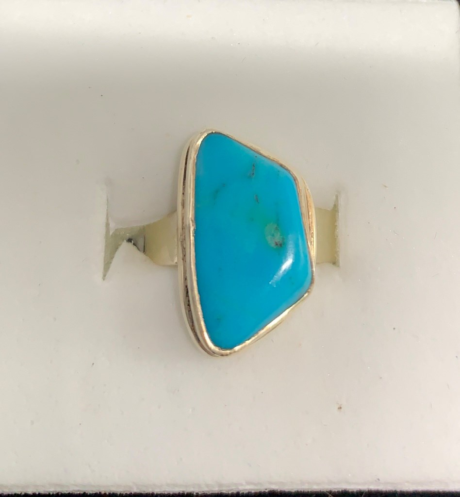 Bague en argent avec une turquoise de forme libre