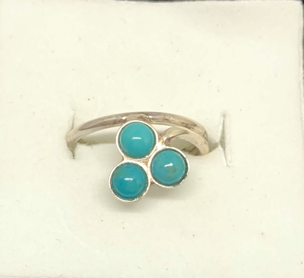 Bague en argent ornée de trois petites turquoises