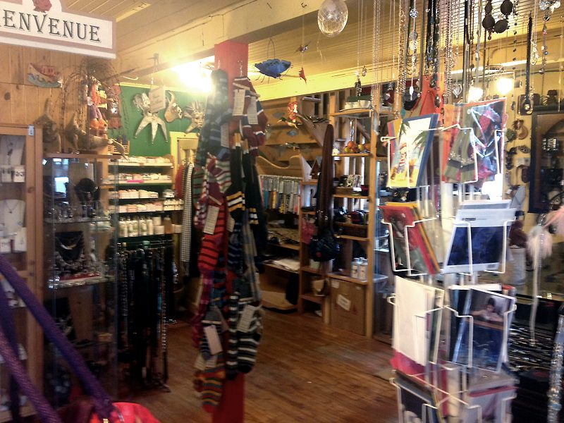 La boutique de cadeaux : bijoux, foulards, cartes et objets d'artisanat