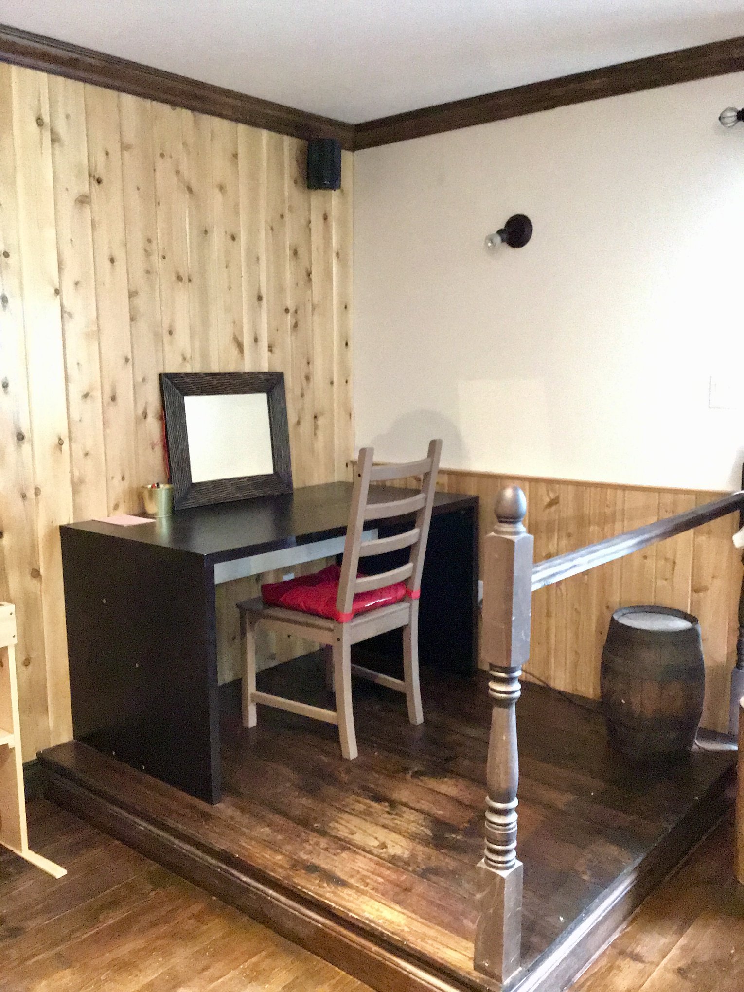 Un coin bureau sur une mezzanine en bois