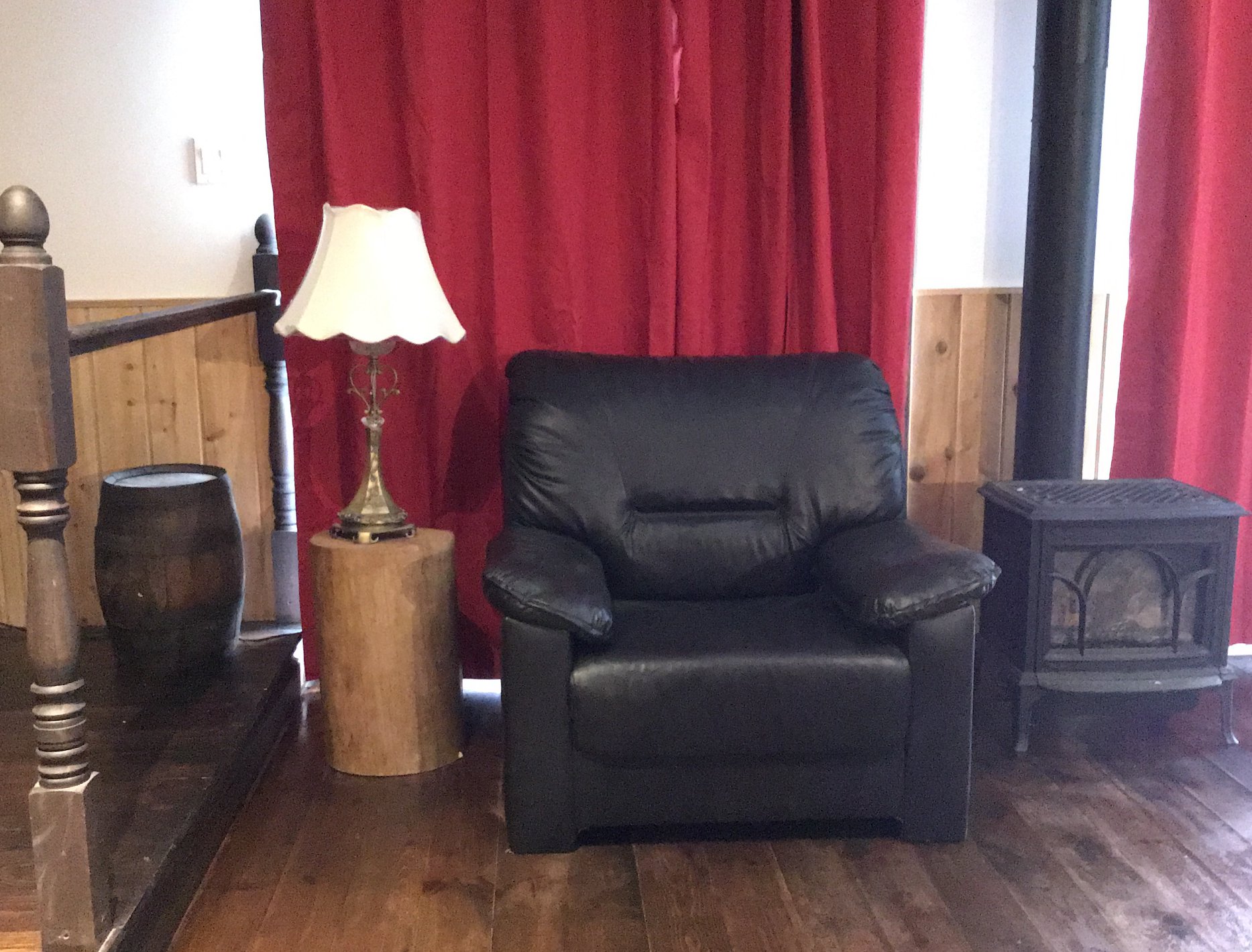 Un fauteuil en cuir près du poêle