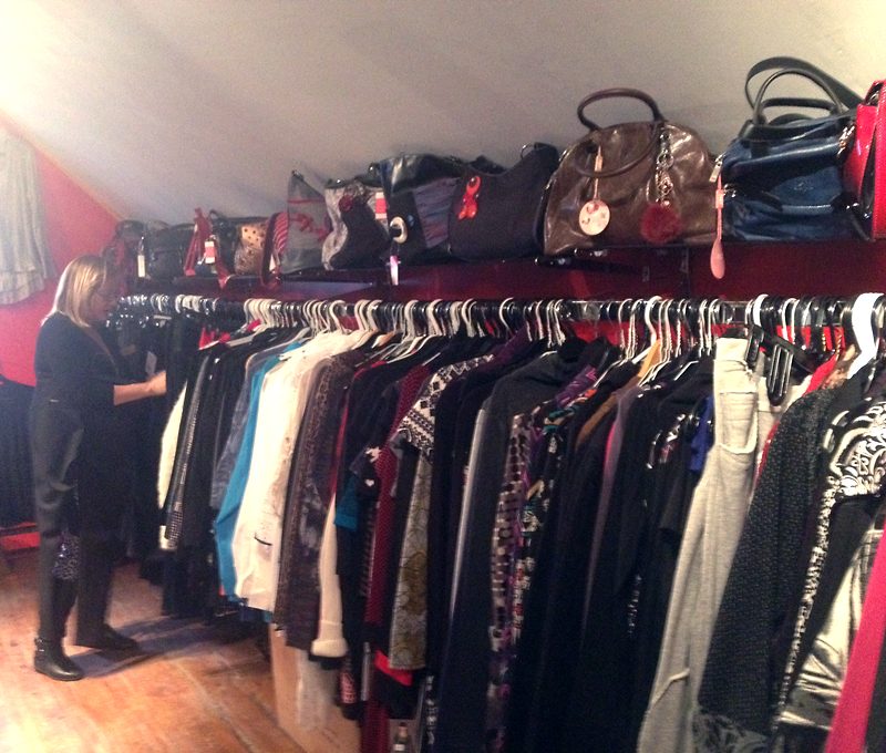 L'étage : une longue rangée de vêtements pour femmes et des sacs à main