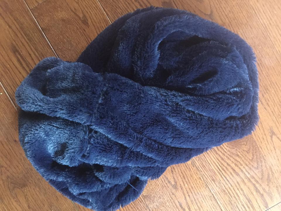 Foulard bleu marine en fausse fourrure