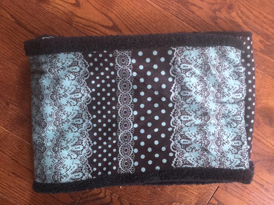 Foulard noir à motifs de dentelle et de pois bleus