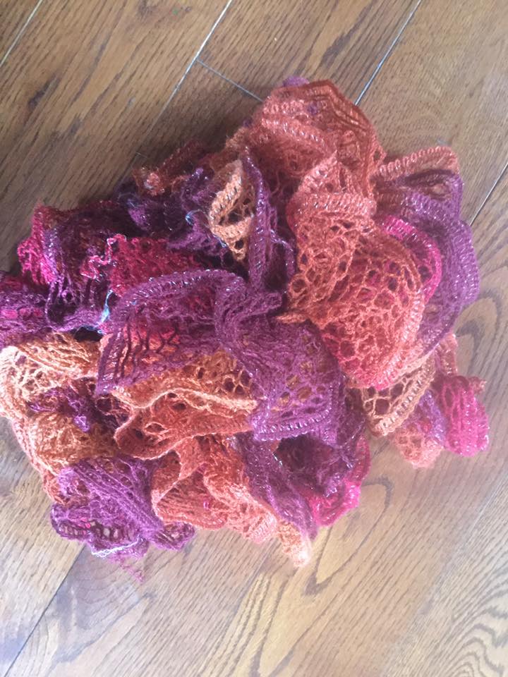 Foulard à volants dans les tons de mauve et d'orangé